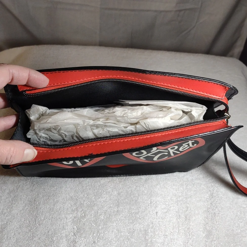 NWT Victoria's Secret Travel / Make-up Bag - Black & Red w/Wrist Strap - Picture 8 of 12